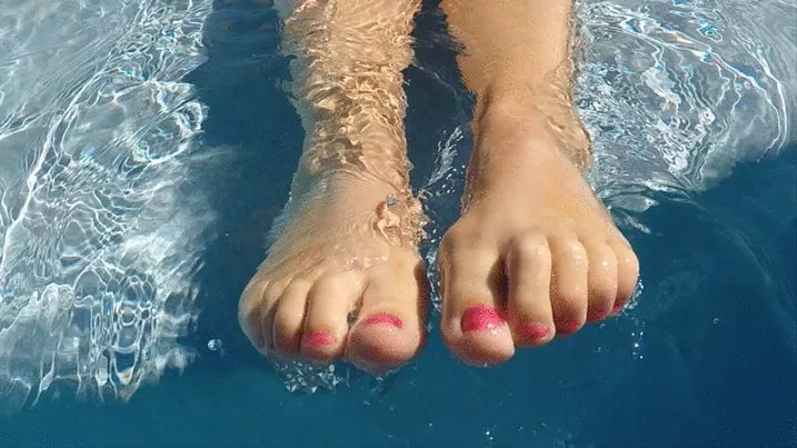 Look at mt feet in the pool