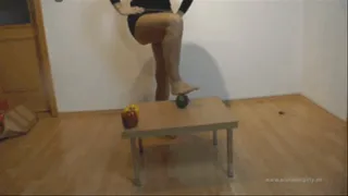 Sneaker-Girl Crushing Paprika with Her Sexy Butt