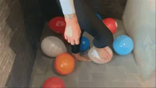 Sneaker-Girl Celia - Balloon Popping