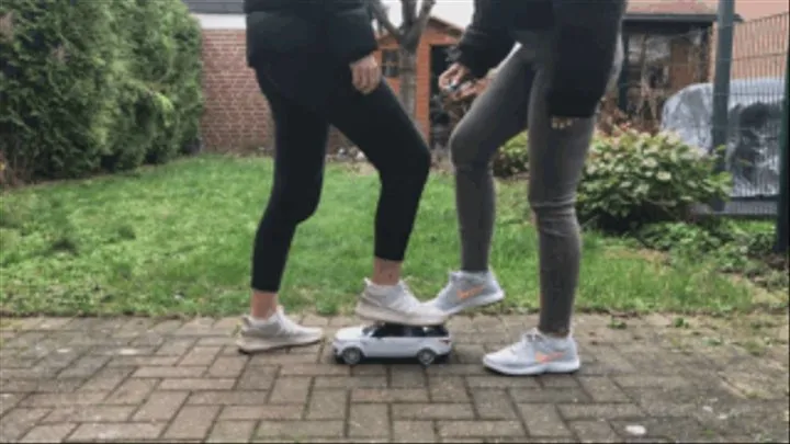 Sneaker-Girl Laura and Ena - RC-Car Crush