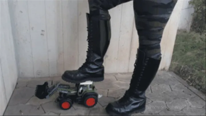 Sneaker-Girl Caro - Tractor Crush with Boots