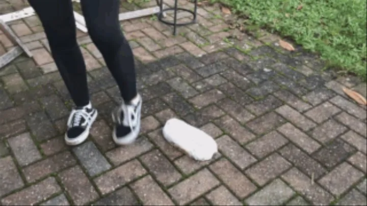 Sneaker-Girl Laura - Crushing Christmas-Bread