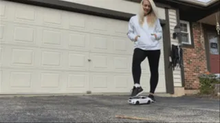 Sneaker-Girl Amanda - Remote-Controlled Car Crush