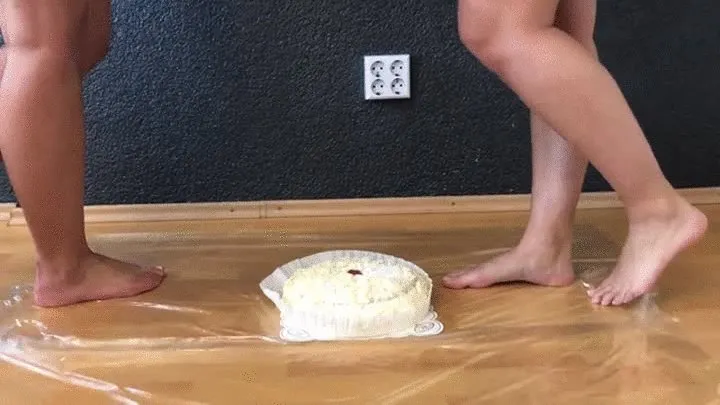 Sneaker-Girl Fussballgirl07 & Mia - Crushing a Cream-Cake