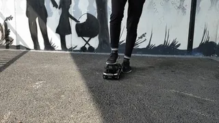 Sneaker-Girl Loreen - Crushing RC-Car