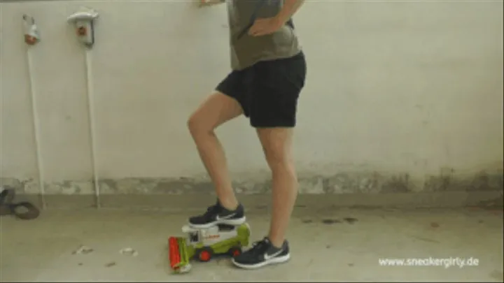 Sneaker-Girl Denise - Crushing Harvester