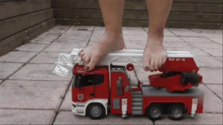 Sneaker-Girl Akira - Big Fire Toy Truck Crush