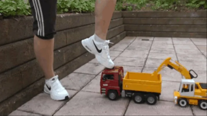 Sneaker-Girl Akira - Big Toy Truck Crush