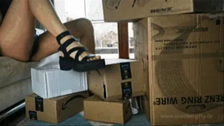 Sneaker-Girl Sarah - Some Big Cartons with Sandals