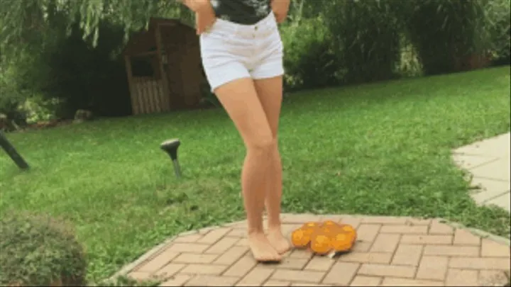 Sneaker-Girl Sarah - Crushing Some Oranges