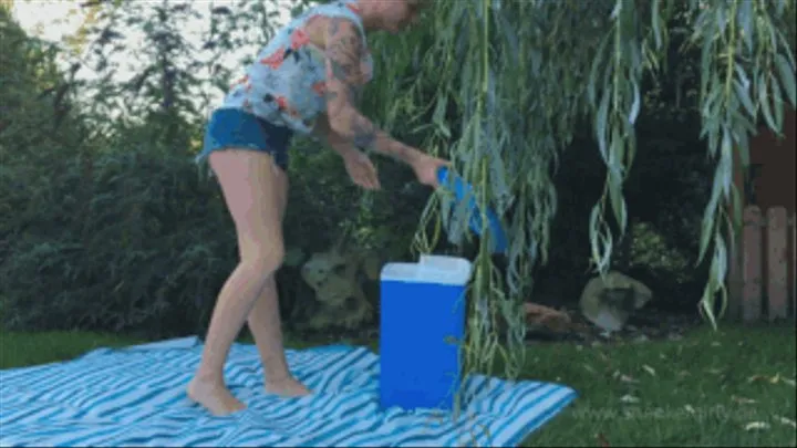 Sneaker-Girl Sarah - Crushing a Big Picnic