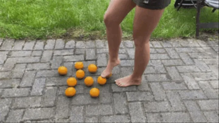 Sneaker-Girl Anika - Crushing Some Oranges