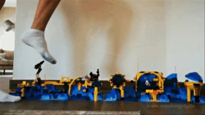 Sneaker-Girl Sarah - Crushing a Big LEGO Aqua-Station