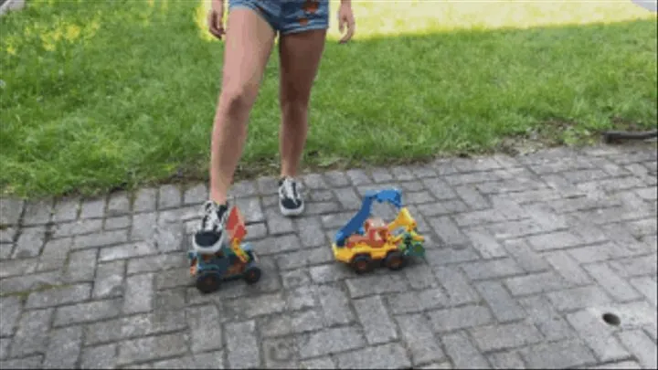 Sneaker-Girl Anika - Smashing Two Toy-Cars