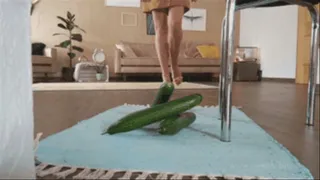 Sneaker-Girl Sarah - Crushing Cucumber
