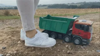 Sneaker-Girl Lyn - Big Toy-Car under Full Weight