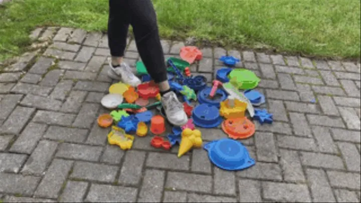 Sneaker-Girl Anika - Crushing Some Sandbox-Molds