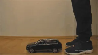 Sneaker-Girl Denise - Audi Toy-Car Crush