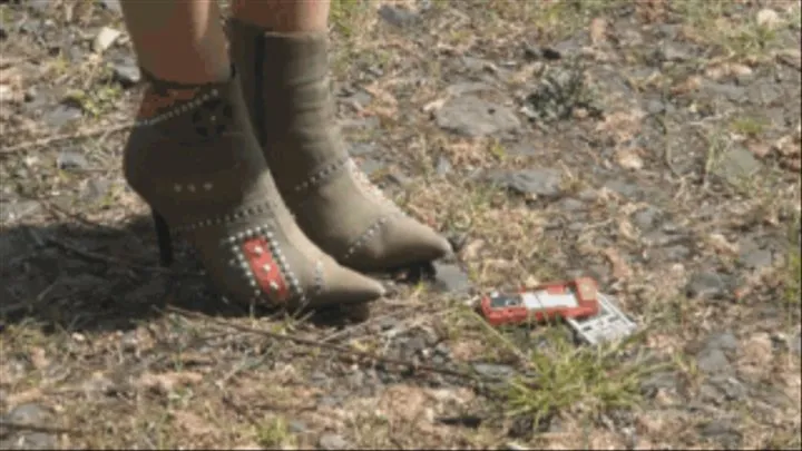 Sneaker-Girl Venice - Crushing 2 Old Mobiles with Boots and Sneakers