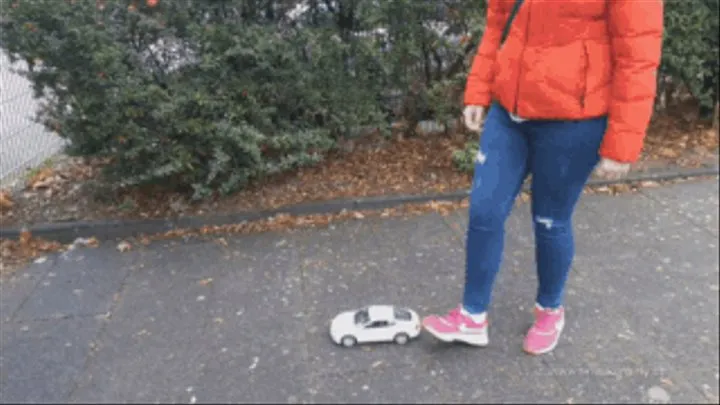 Sneaker-Girl Zoey - Total Destruction of a Toy-Car