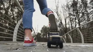 Sneaker-Girl Red-Queen - Army Truck Crush