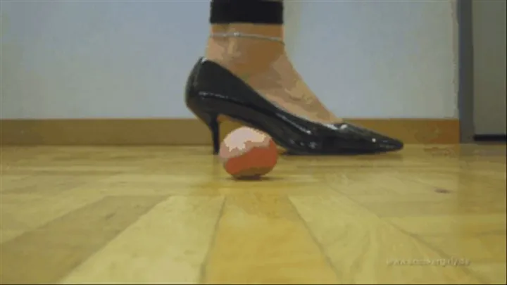 Sneaker-Girl Odette - Crushing Radishes Barefoot Under Feet Size 42