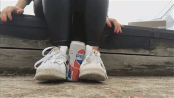 Sneaker-Girl Red Queen - Crushing Cans