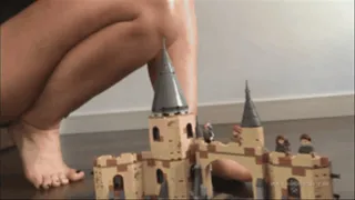 Sneaker-Girl Red Queen - Crushing a LEGO Castle Barefoot
