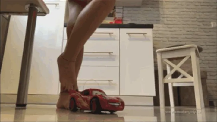 Sneaker-Girl Red-Queen - Crushing Red Toy-Car