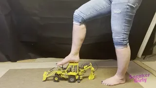 Sneaker-Girl Akira - Crush Big Toy Excavator