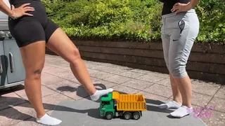 Sneaker-Girl Akira & Mia Moon - Big Toy Truck Crush