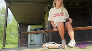 Sneaker-Girl Emmy and Honey - RC Toy Car Crush