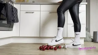 Sneaker-Girl Gym-Lady - Christmas Balls Crush