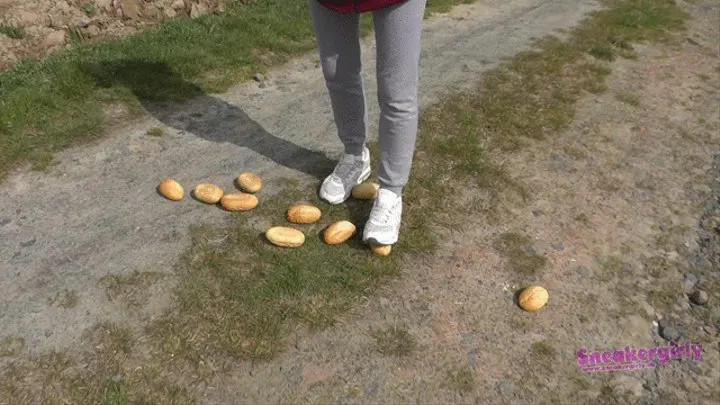 Sneaker-Girl Doro - Crushing some Bun