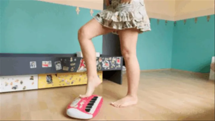 Sneaker-Girl Red-Queen - Toy Keyboard Crush