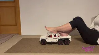 Sneaker-Girl Akira - Big 6x6 Toy Truck Crush