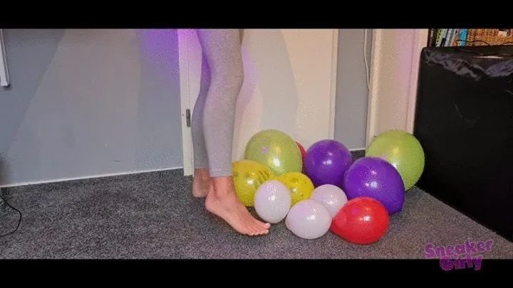 Sneaker-Girl Lisa - Popping some Balloons