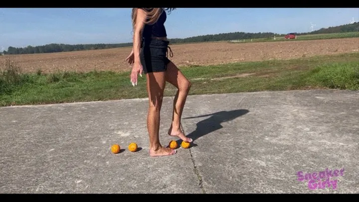 Sneaker-Girl Sandy - Crushing some Oranges