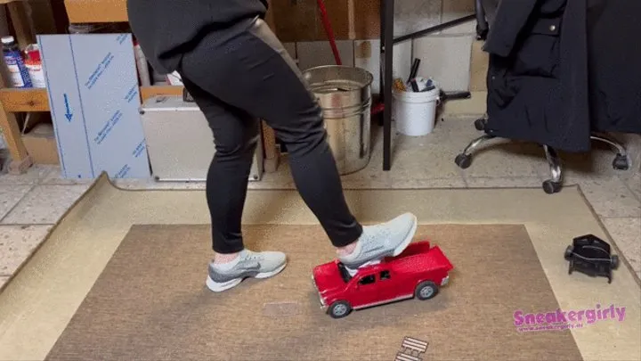 Sneaker-Girl Darleen - Toy Car Destruction