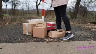 Sneaker-Girl Darleen - Crush some Boxes