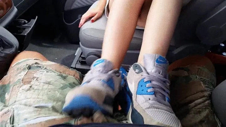 shoejob in car and happy end over her sweet airmax