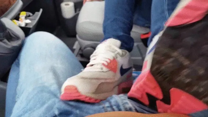 shoejob in car and happy end over her nike airmax