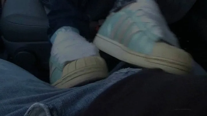 shoejob in car and happy end over her sweet feet