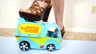 Alisa Kiss Toy Van Crush