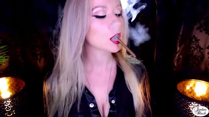 Goddess smoking Moods cigarillo