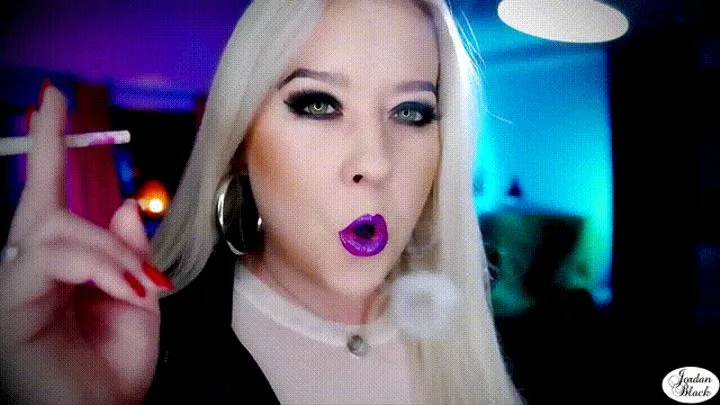 Smoke rings with an Eve - magenta lips