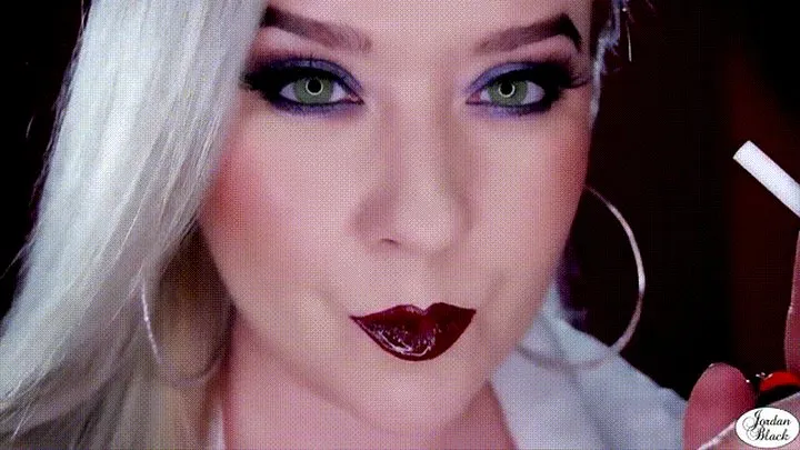 Close-up Eve 120 with glossy burgundy lips