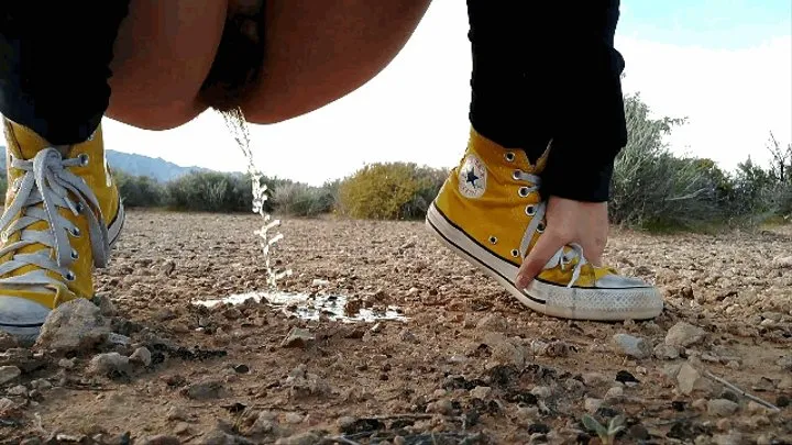 2 Girls 1 Puddle - Pear and Codi Pee In The Desert