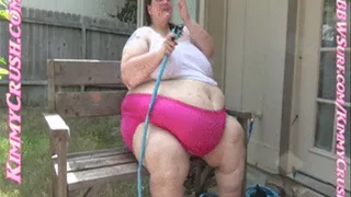 SSBBW KimmyCrush Back Yard Hose Play