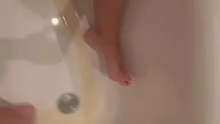 Pee in the bathroom( x720 HD)MOV